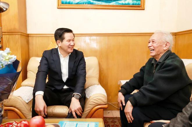 中国中冶领导春节前夕慰问老、老专家和困难党员
